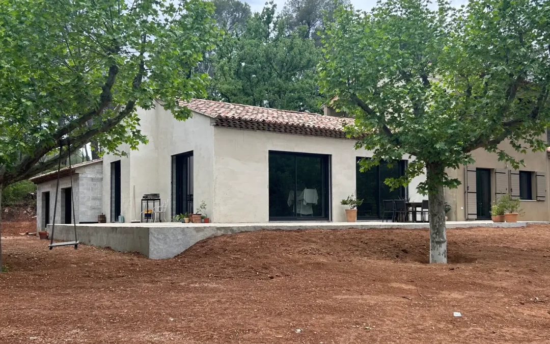 Aménagement extérieur maçonné autour d’une maison à Aix-en-Provence